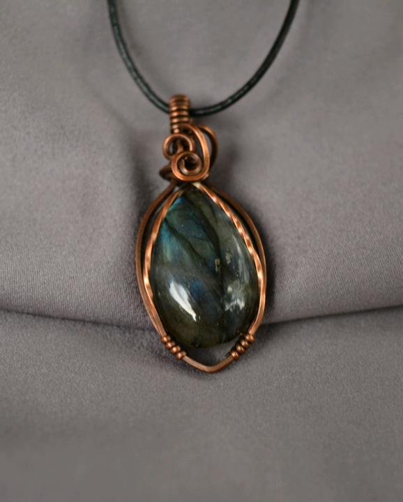 Ceris Labradorite Pendant